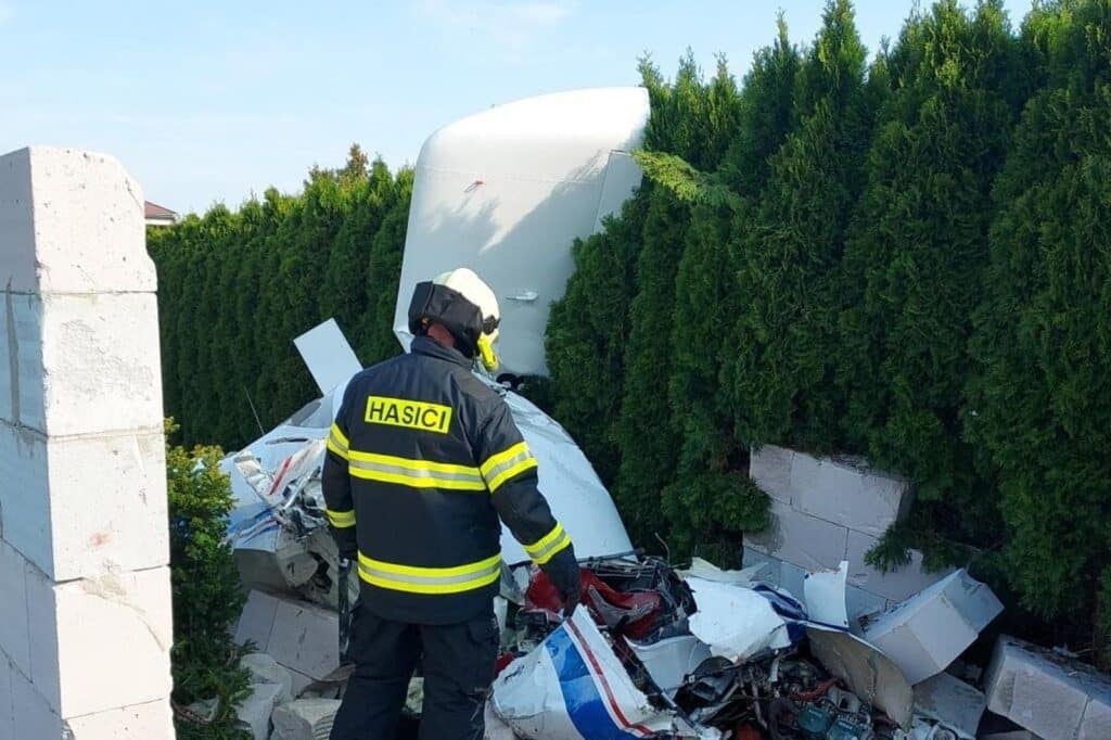 V Tlusticích na Berounsku se zřítilo letadlo. Posádka nepřežila. Foto: HZS