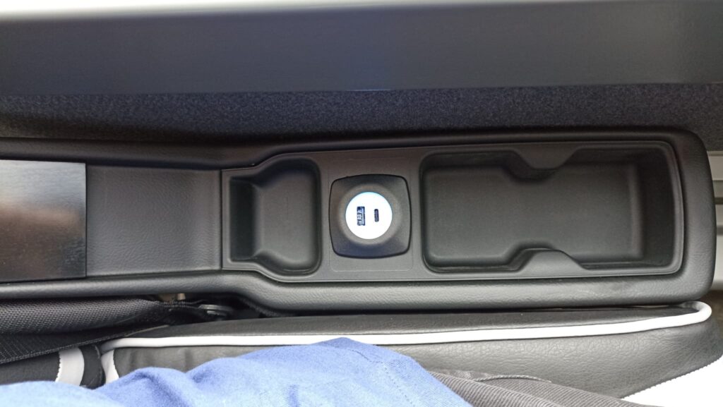 Připraven je odkládací prostor a USB zástrčky. Foto: ČRzprávy.cz