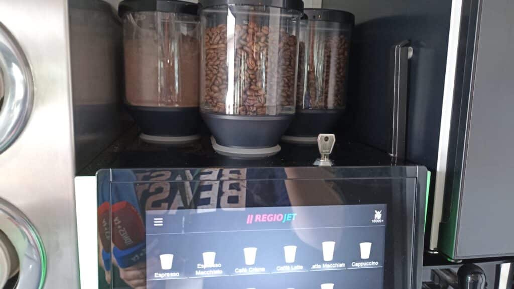 Kávovar v novém autobusu RegioJet. Foto: ČRzprávy.cz