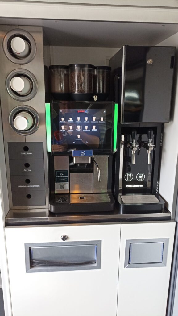 Kávovar v novém autobusu RegioJet. Foto: ČRzprávy.cz