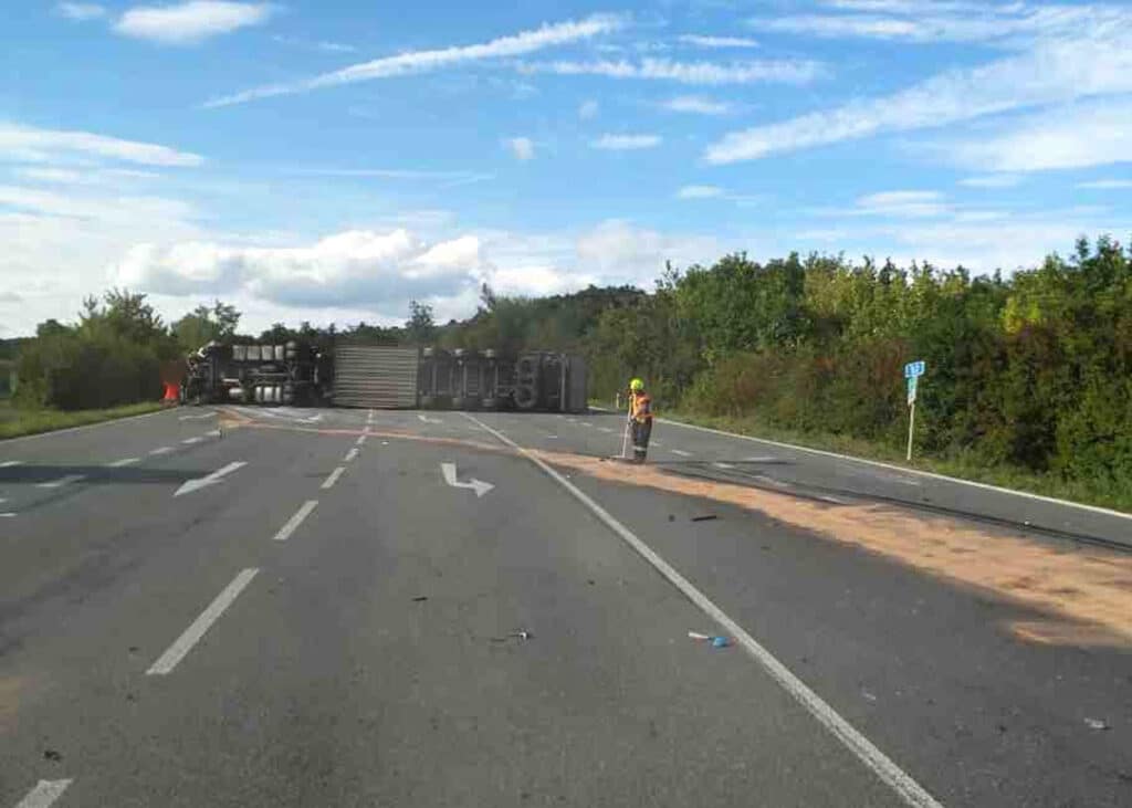 Tragická nehoda auta a kamionu u Mikulova. Foto: HZS JMK