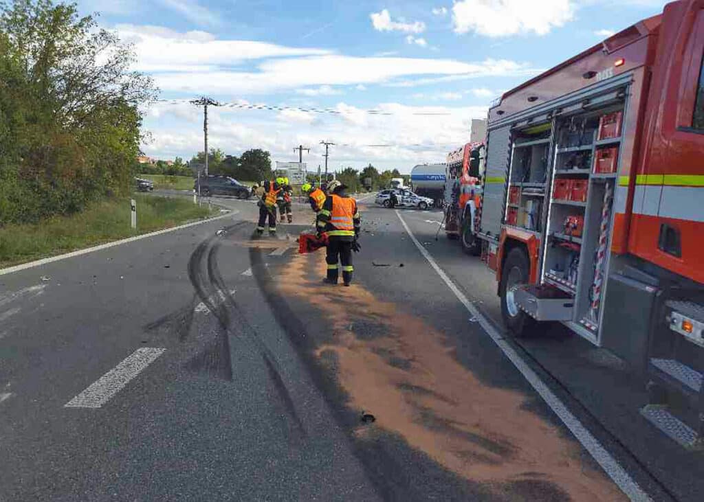 Tragická nehoda auta a kamionu u Mikulova. Foto: HZS JMK