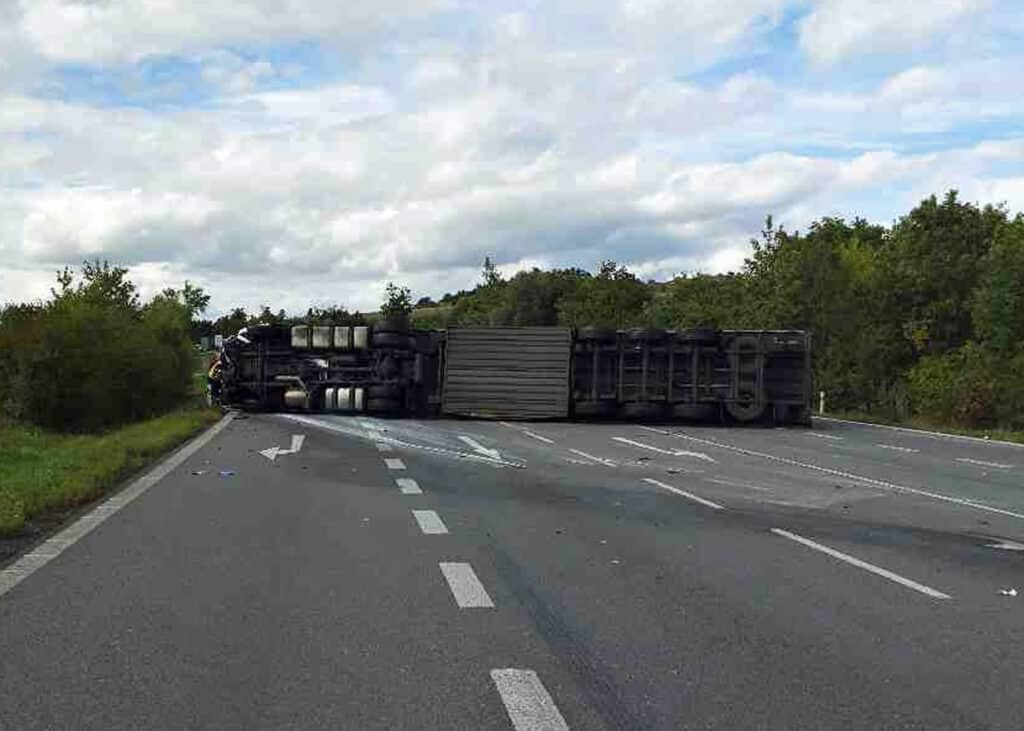 Tragická nehoda auta a kamionu u Mikulova. Foto: HZS JMK