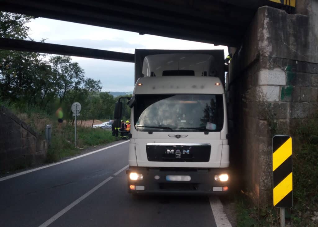 Kamion zůstal zaklíněný pod mostem u Nového Města nad Metují. Foto: HZS KHK