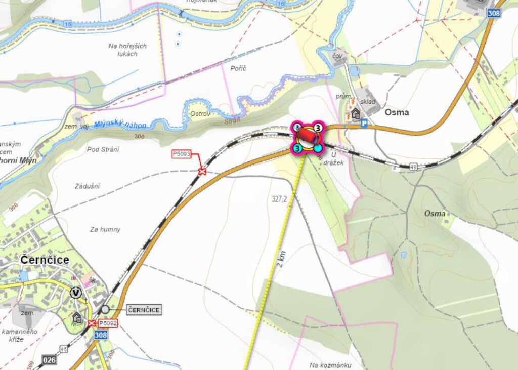 Kamion zůstal zaklíněný pod mostem u Nového Města nad Metují. Zdroj: HZS KHK