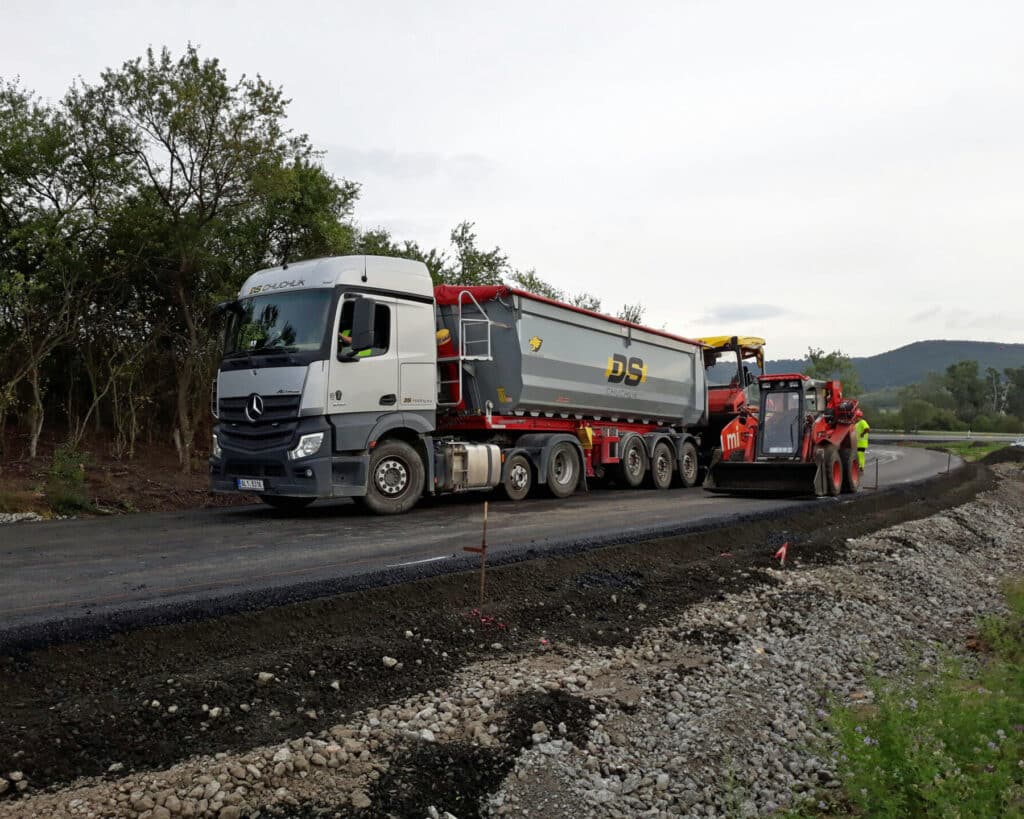 Stavba nového sjezdu u Bezděčína probíhala od července. Foto: ŘSD