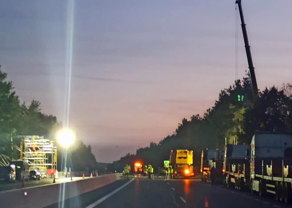 Stavbaři na dálnici D10 u Mnichova Hradiště umístili novou lávku. Foto: PČR