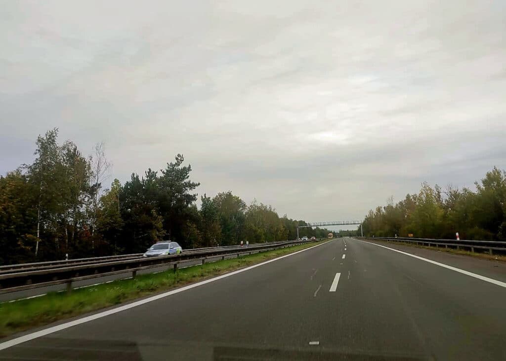 Stavbaři na dálnici D10 u Mnichova Hradiště umístili novou lávku. Foto: PČR