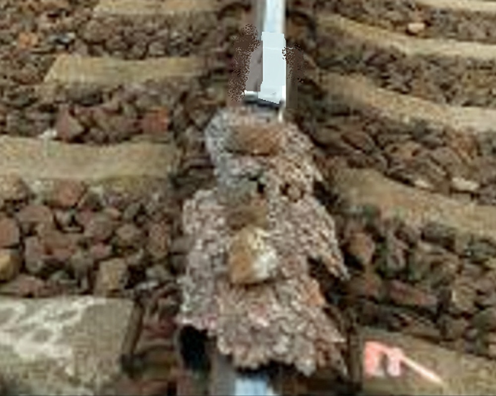 Na koleje v Táboře někdo nastražil kamení, vjel do něj rychlík. Foto: PČR