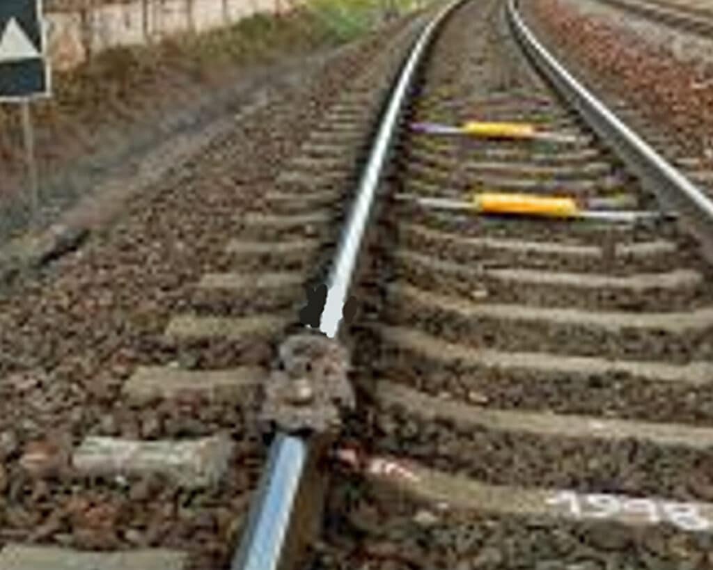 Na koleje v Táboře někdo nastražil kamení, vjel do něj rychlík. Foto: PČR