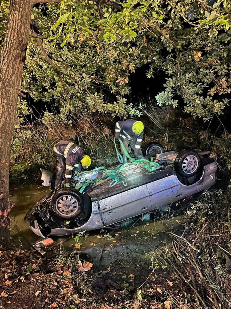 Nehoda Audi u Čakova na Českobudějovicku. Foto: HZS JHK