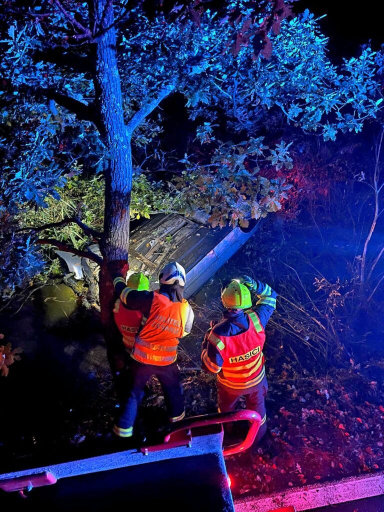 Nehoda Audi u Čakova na Českobudějovicku. Foto: HZS JHK