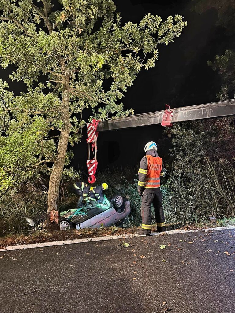 Nehoda Audi u Čakova na Českobudějovicku. Foto: HZS JHK