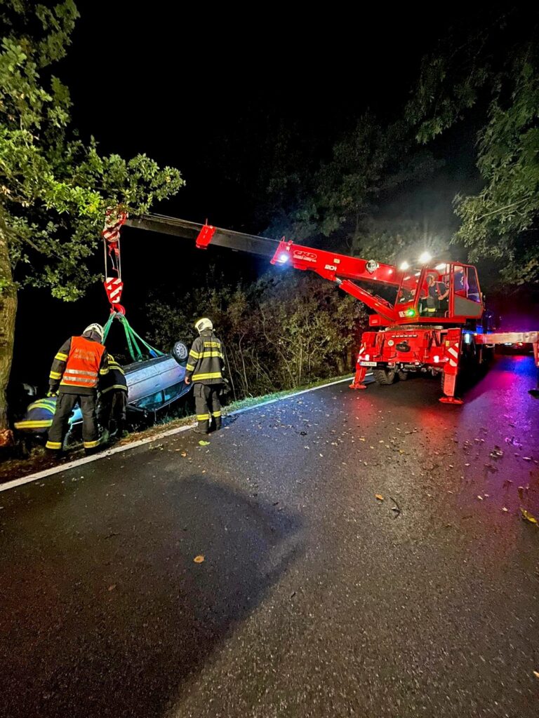 Nehoda Audi u Čakova na Českobudějovicku. Foto: HZS JHK