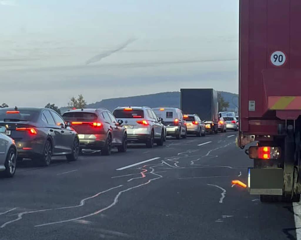 Kolona na dálnici D10 před nehodou u Bakova nad Jizerou. Foto: FB/David Šotola