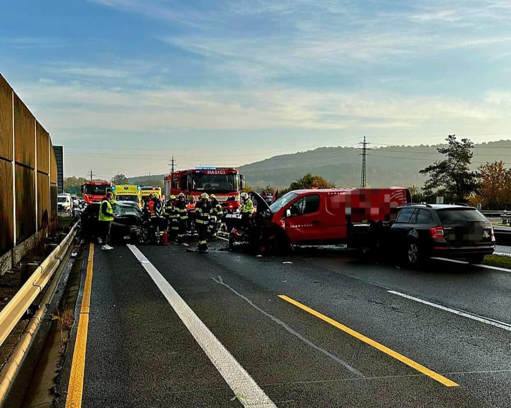 Nehoda na dálnici D10 u Bezděčína. Foto: PČR
