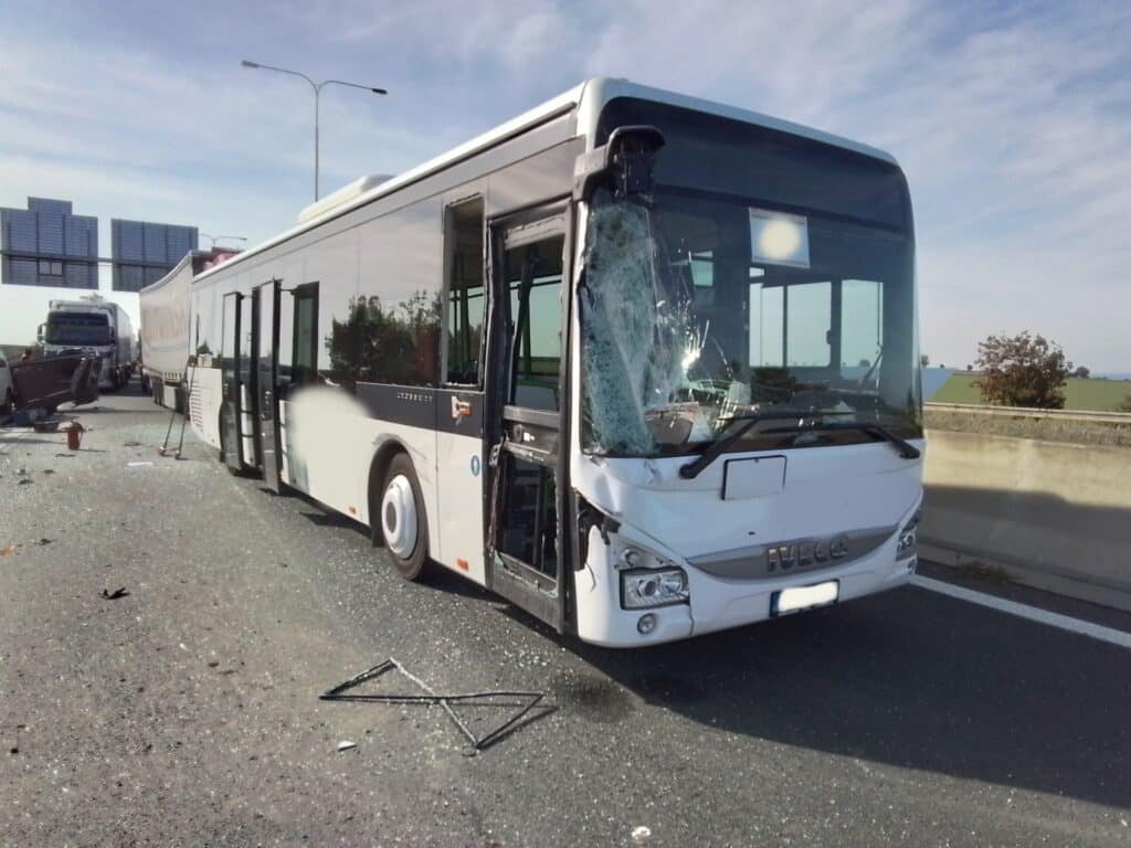 Nehoda kamionů a autobusu na dálnici D46. Foto: HZS
