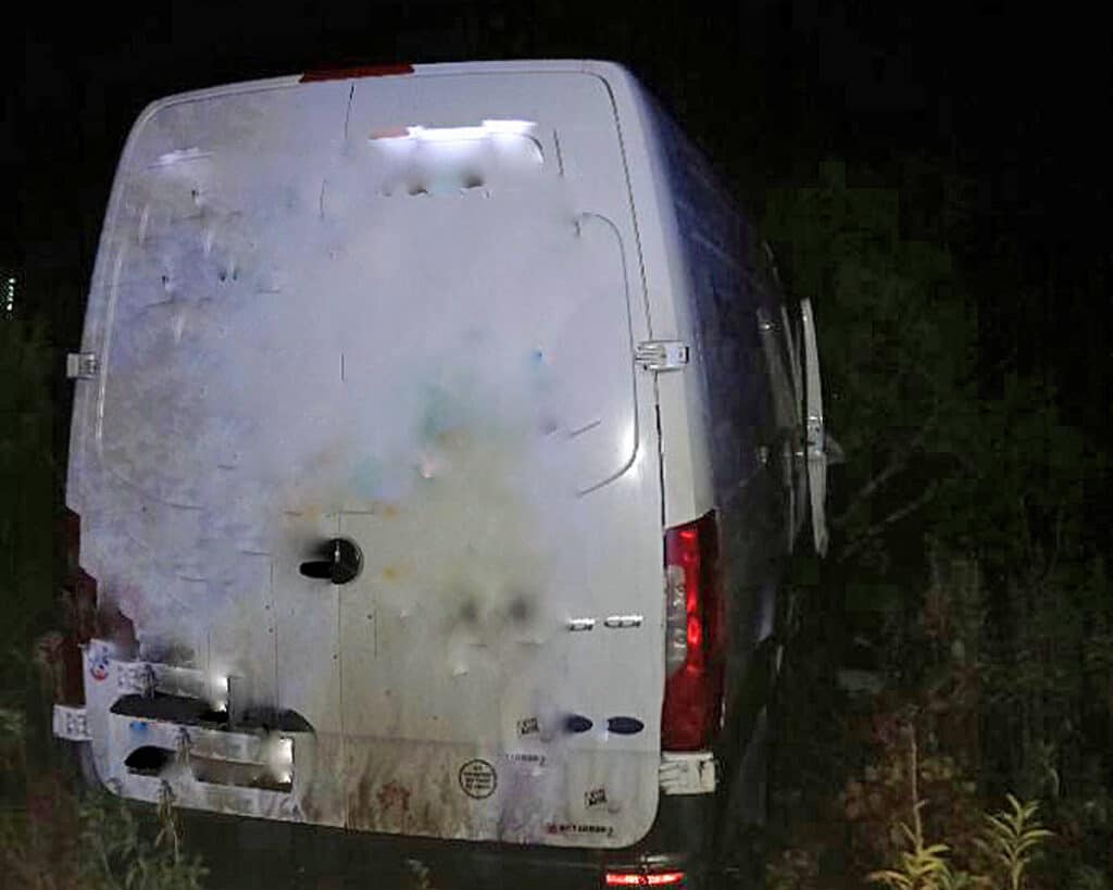 Do osobního auta narazila dodávka, poté skončila mimo dálnici. Foto: PCŘ