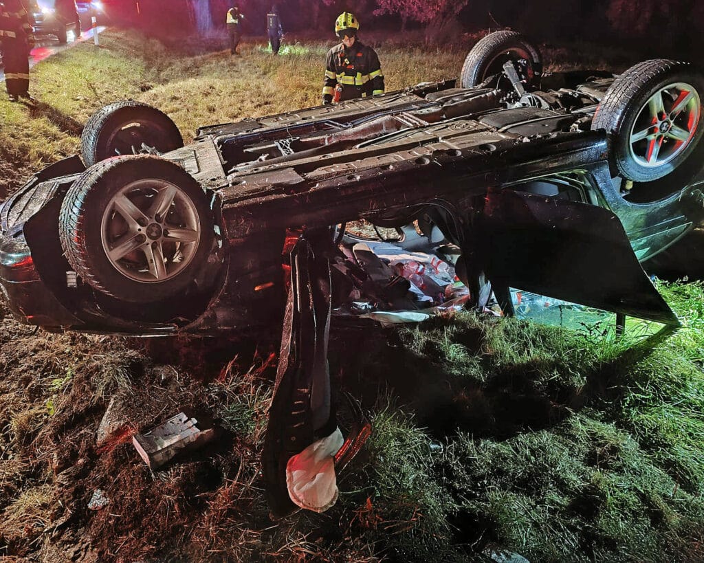 Vážná nehoda u Bonětic. Auto skončilo na střeše. Foto: HZS Bor