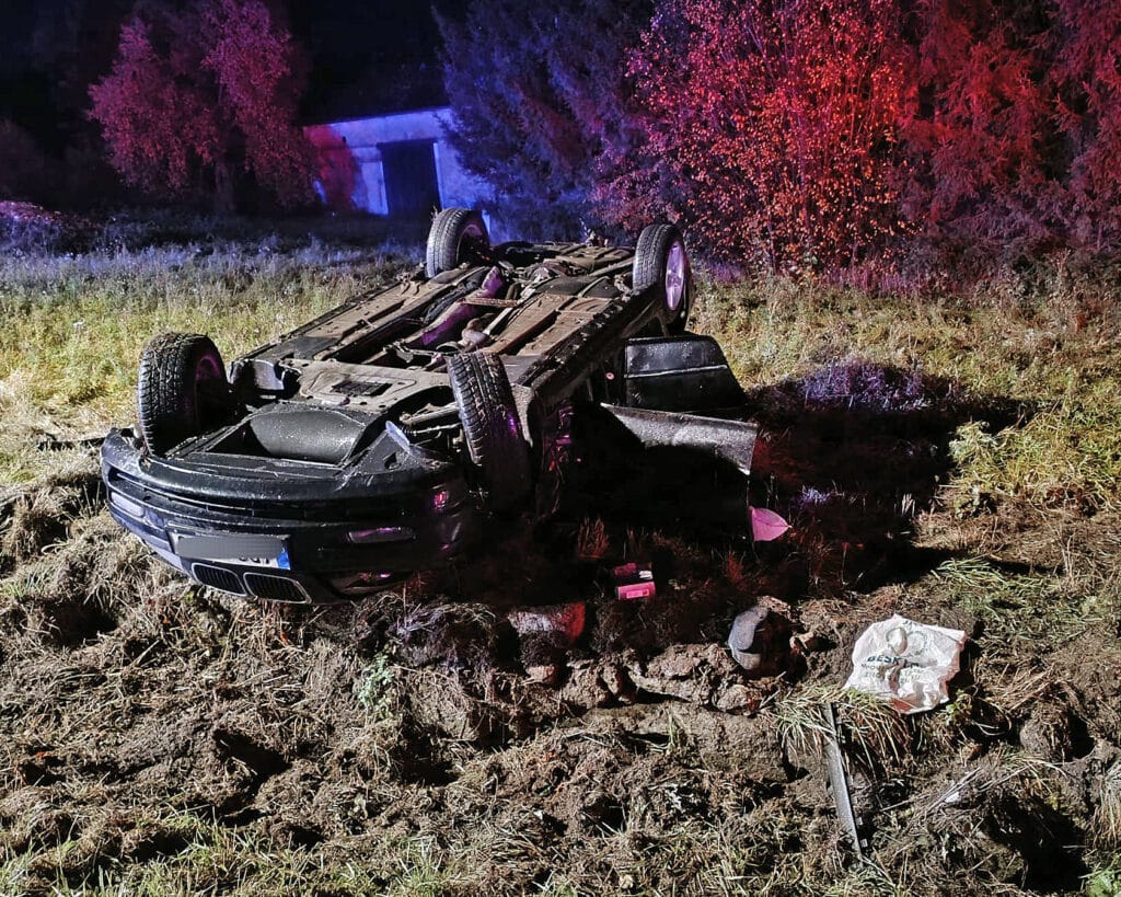 Vážná nehoda u Bonětic. Auto skončilo na střeše. Foto: HZS Bor