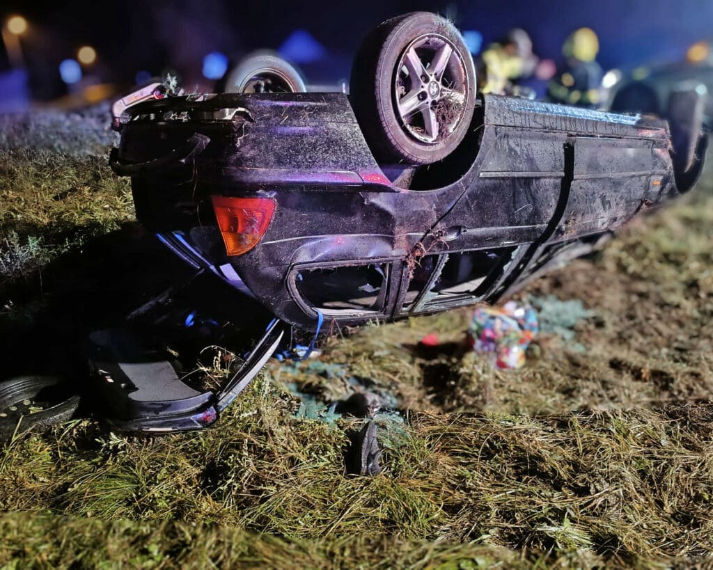 Vážná nehoda u Bonětic. Auto skončilo na střeše. Foto: HZS Bor