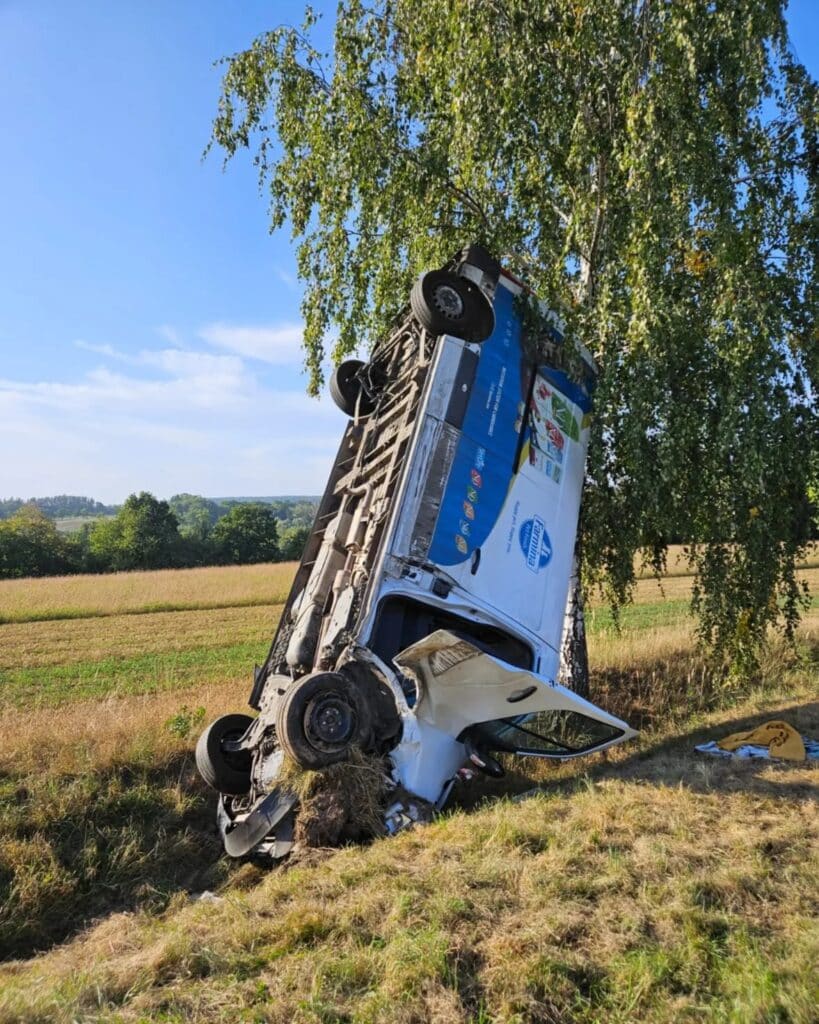 Dodávka se u Lukavice zapíchla do příkopu a obrátila se na výšku. Foto: Michal Vařecha