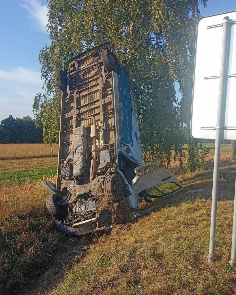 Dodávka se u Lukavice zapíchla do příkopu a obrátila se na výšku. Foto: Michal Vařecha