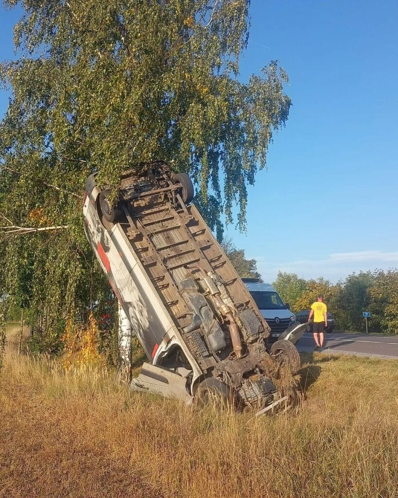 Dodávka se u Lukavice zapíchla do příkopu a obrátila se na výšku. Foto: Michal Vařecha
