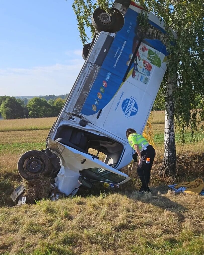Dodávka se u Lukavice zapíchla do příkopu a obrátila se na výšku. Foto: Michal Vařecha