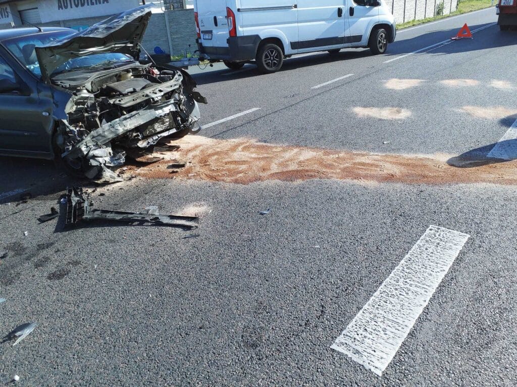 Nehoda dodávky a auta u Lukavice. Foto: HZS