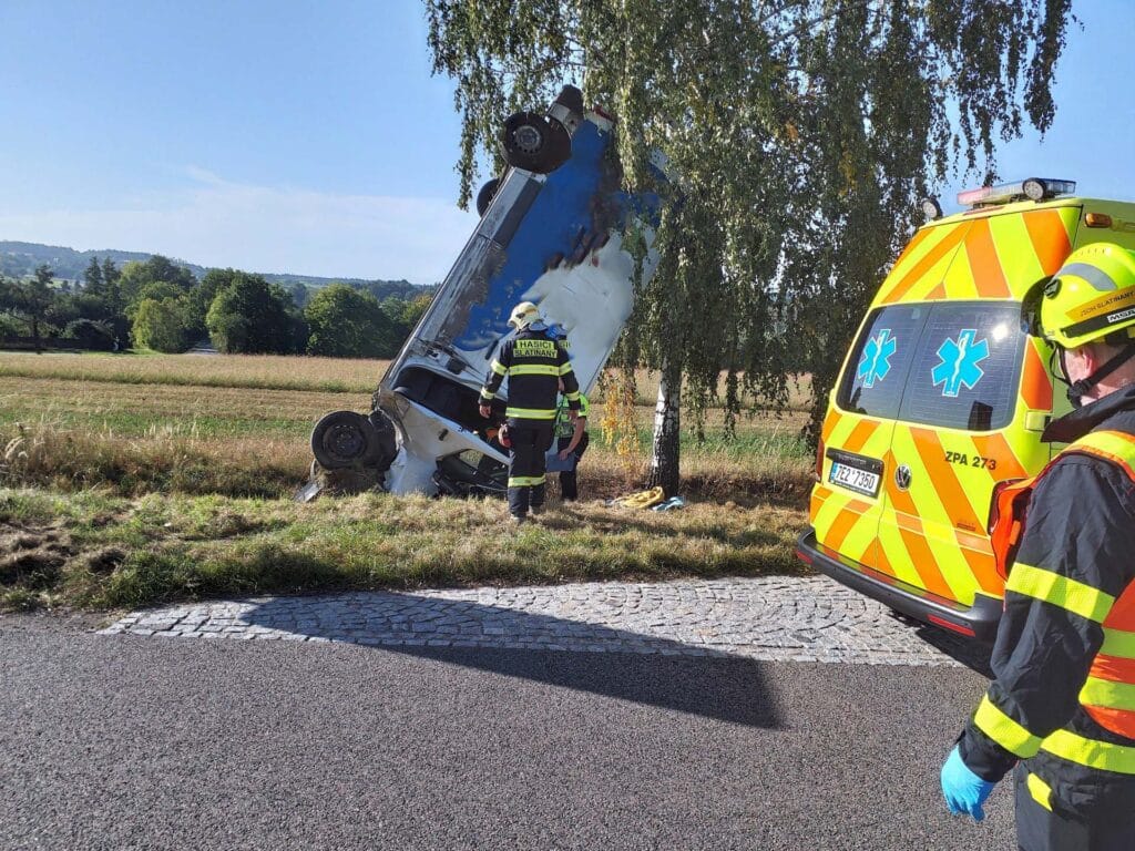 Nehoda dodávky a auta u Lukavice. Foto: HZS