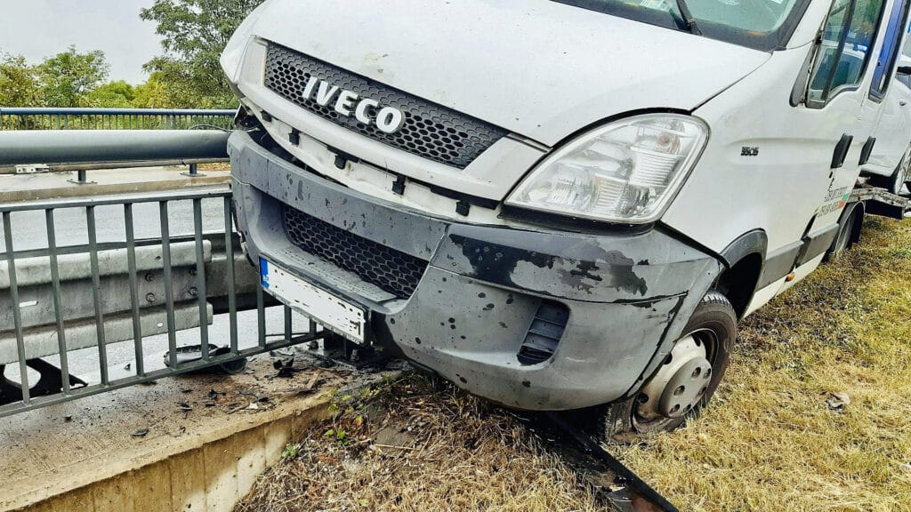 V Novopacké ulici v Praze havarovala dodávka. Foto: HZS