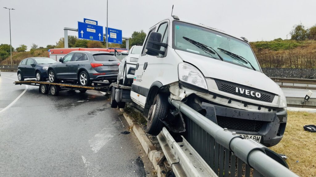 V Novopacké ulici v Praze havarovala dodávka. Foto: HZS