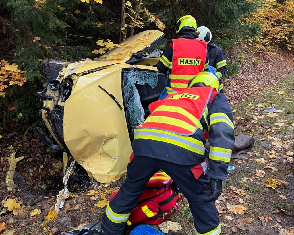 Vážná úterní nehoda u Hluboké nad Vltavou. Foto: HZS