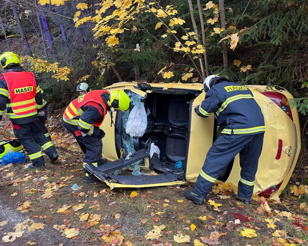Vážná úterní nehoda u Hluboké nad Vltavou. Foto: HZS