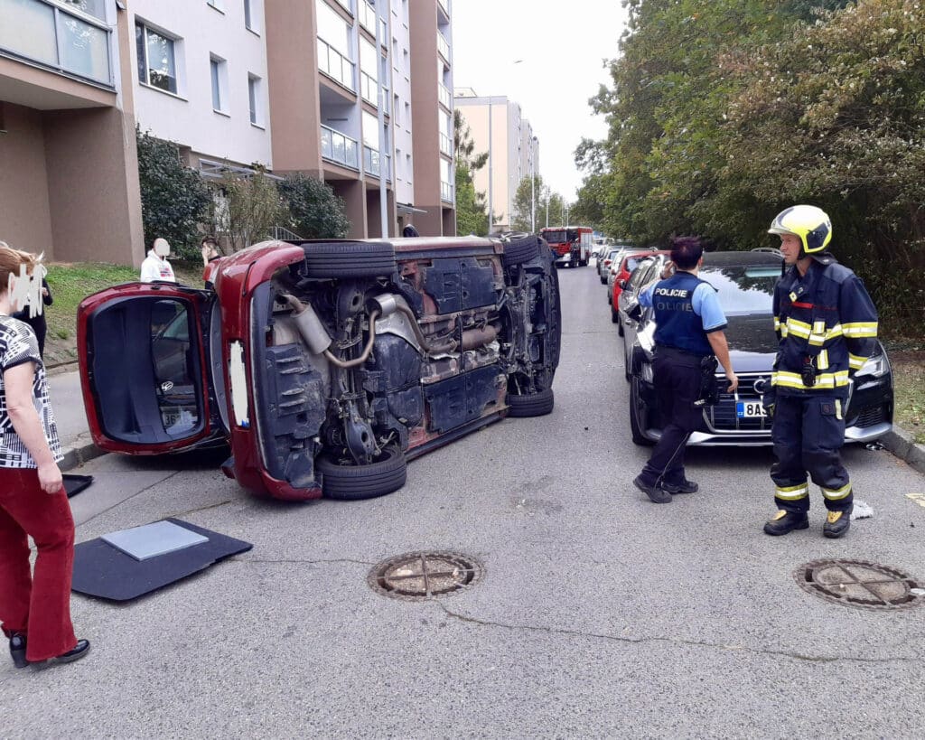 Nehoda v Ledvinově ulici v Praze. Foto: HZS