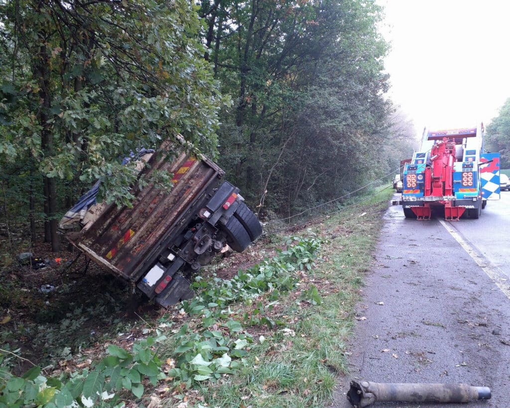 Nehoda nákladního vozu Liaz u Pardubic. Foto: HZS
