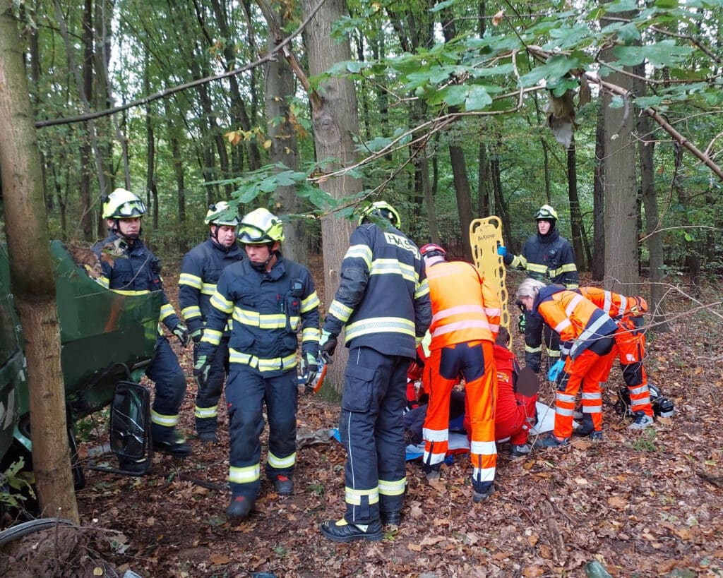 Nehoda nákladního vozu Liaz u Pardubic. Foto: HZS
