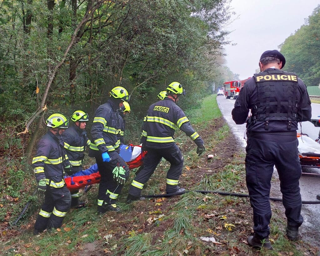 Nehoda nákladního vozu Liaz u Pardubic. Foto: HZS