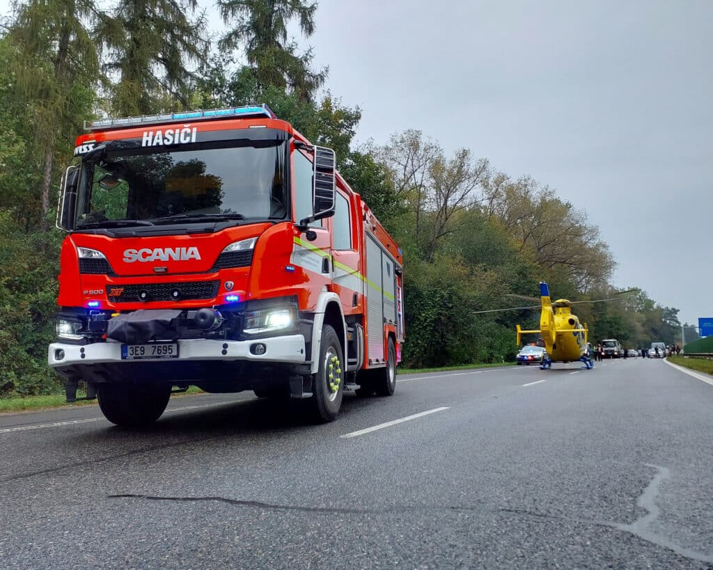 Nehoda nákladního vozu Liaz u Pardubic. Foto: HZS