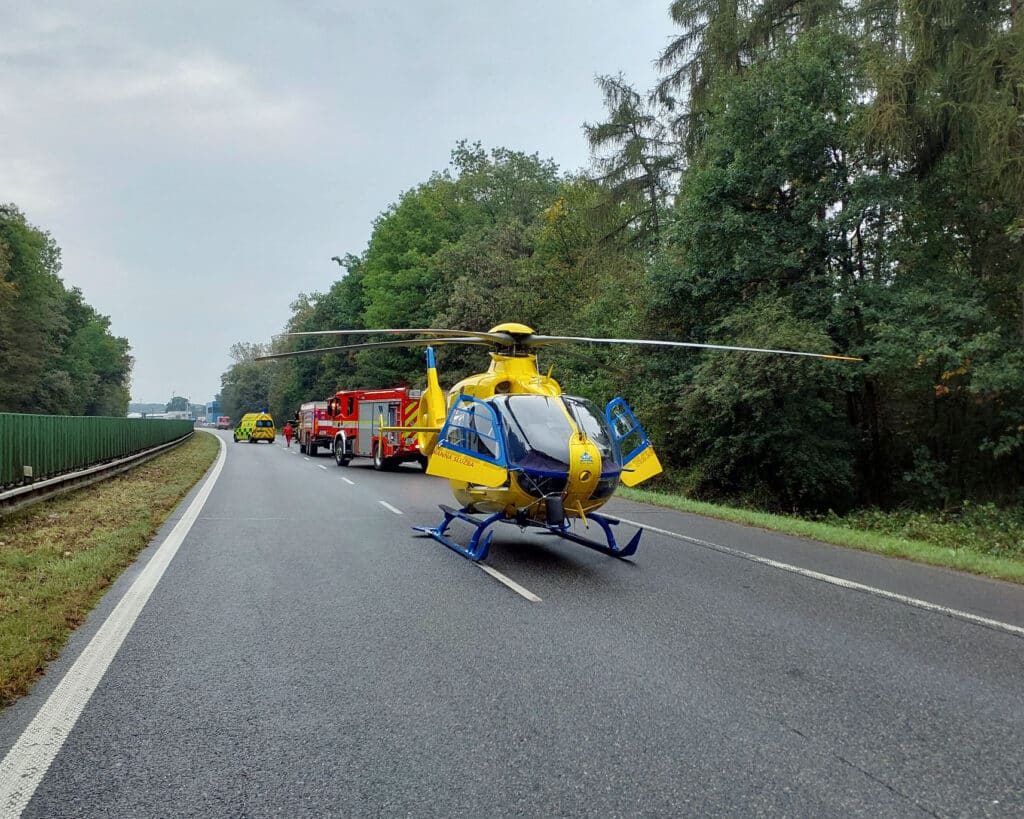 Nehoda nákladního vozu Liaz u Pardubic. Foto: HZS