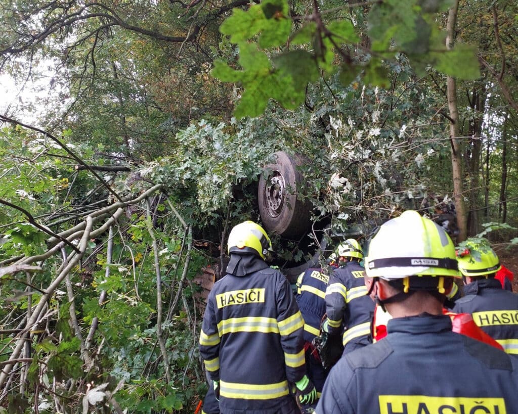 Nehoda nákladního vozu Liaz u Pardubic. Foto: HZS