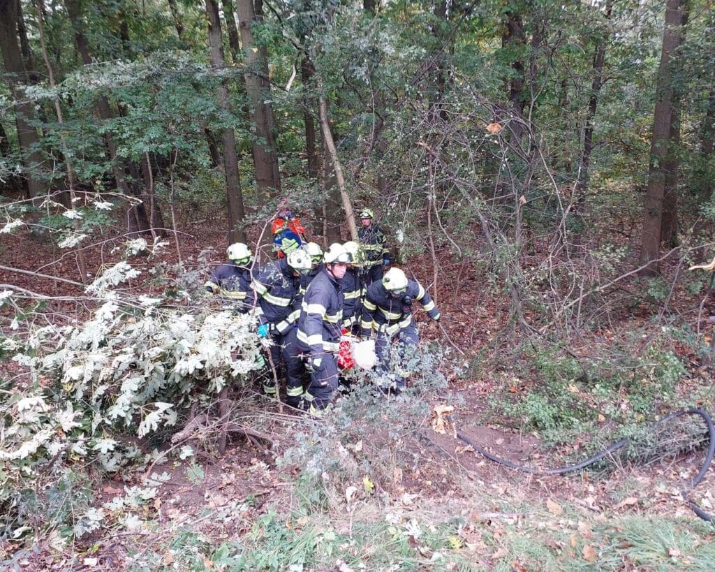 Nehoda nákladního vozu Liaz u Pardubic. Foto: HZS