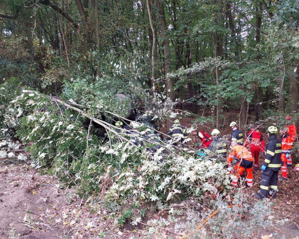 Nehoda nákladního vozu Liaz u Pardubic. Foto: HZS