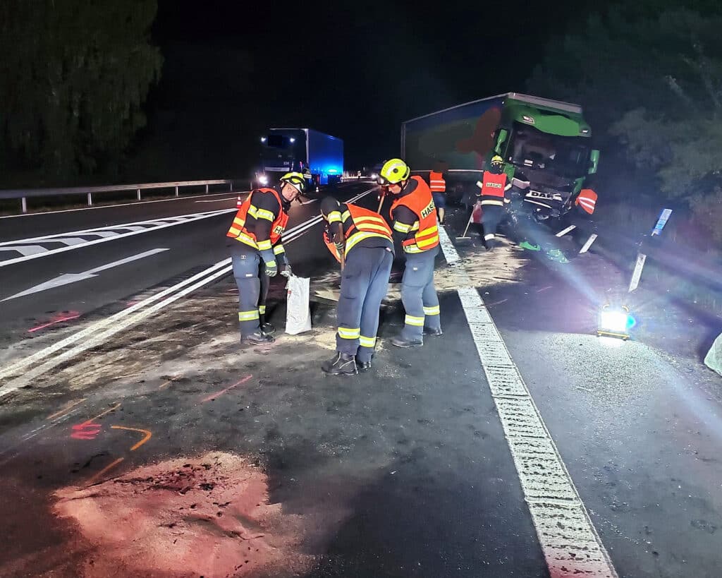 Tragická nehoda kamionu a auta u Linhartic. Foto: HZS PK