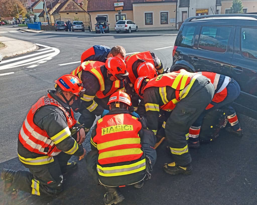 Nehoda auta a motorkáře v Kaňovicích. Foto: HZS Zlín