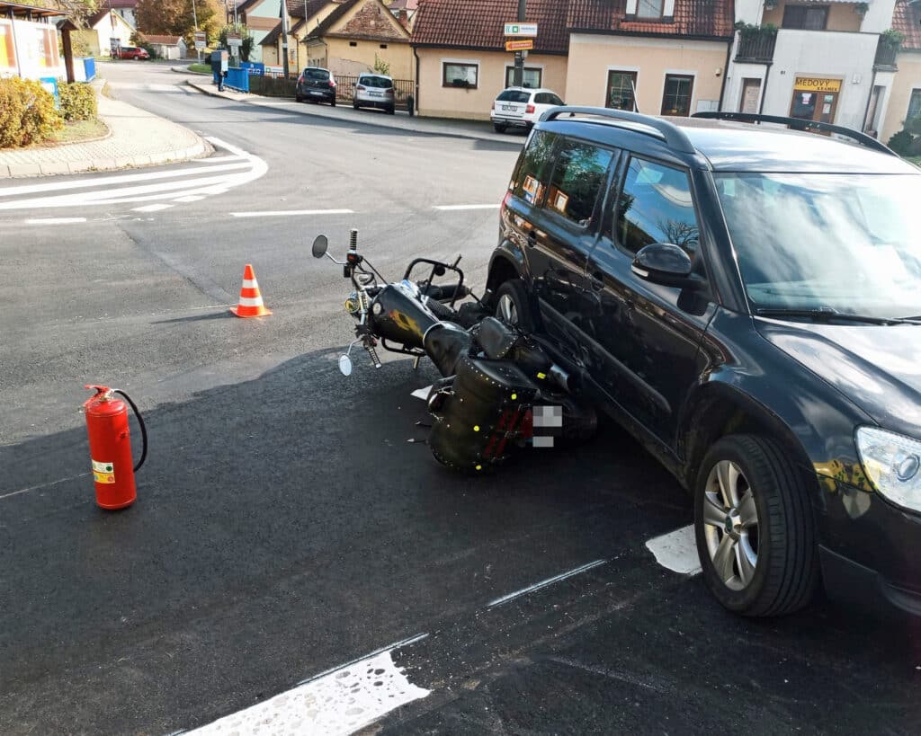 Nehoda auta a motorkáře v Kaňovicích. Foto: HZS Zlín