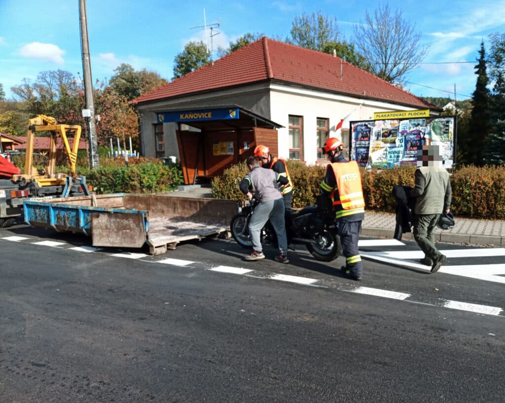 Nehoda auta a motorkáře v Kaňovicích. Foto: HZS Zlín