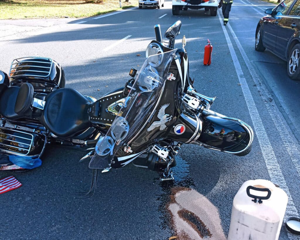 Nehoda motorkáře ve Valašském Meziříčí. Foto: HZS