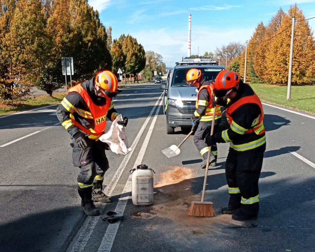 Nehoda motorkáře ve Valašském Meziříčí. Foto: HZS